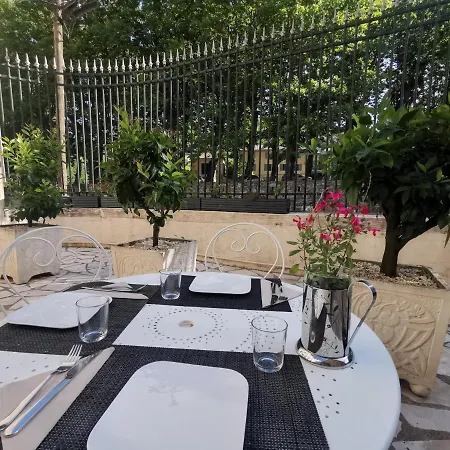 Couette-café Maison De L'aguze 3*