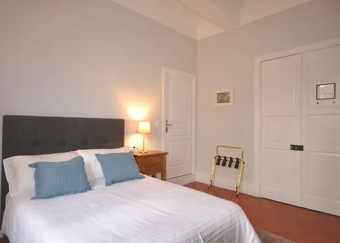 Maison De L'aguze Bed and Breakfast 3*