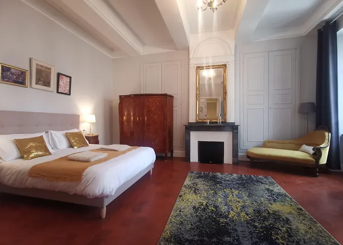 Maison De L'aguze Bed and Breakfast 3*